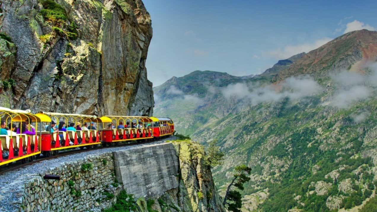 ✨ PIRINEOS MÁGICOS: CANFRANC + TREN DE ARTOUSTE + SELVA DE OZA 🌲🚂🏔️