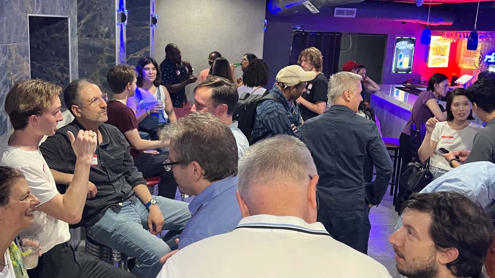 WEDNESDAY Professionals Networking HourS [CLARENDON]