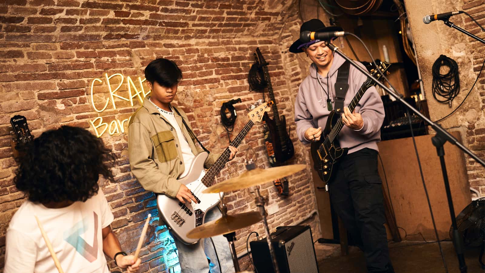 LIVE JAM SESSIONS THURSDAYS