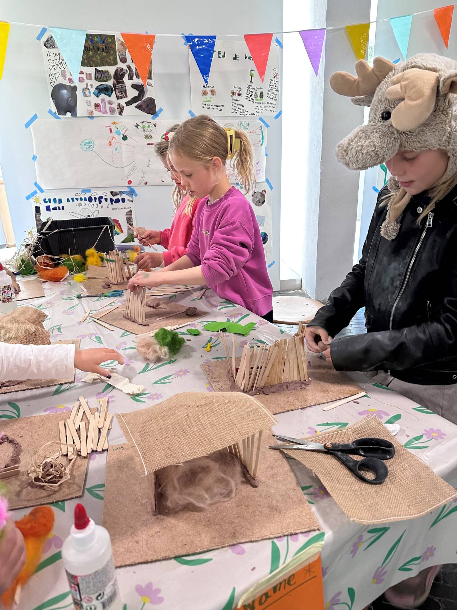 Plaster and clay in the heart of the festival