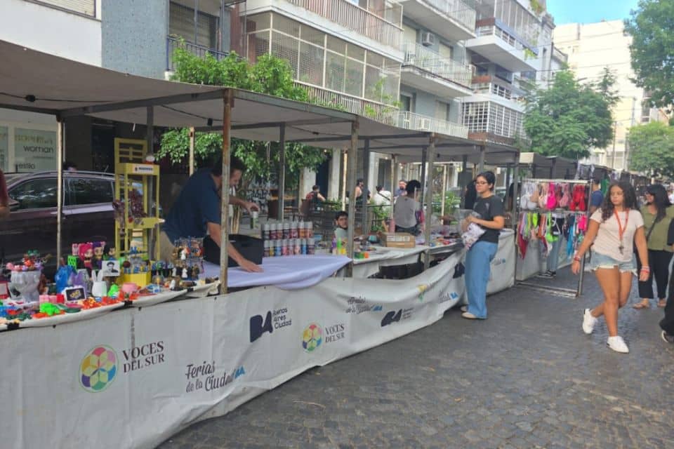 Feria Voces del Sur en la Plaza Martín Fierro