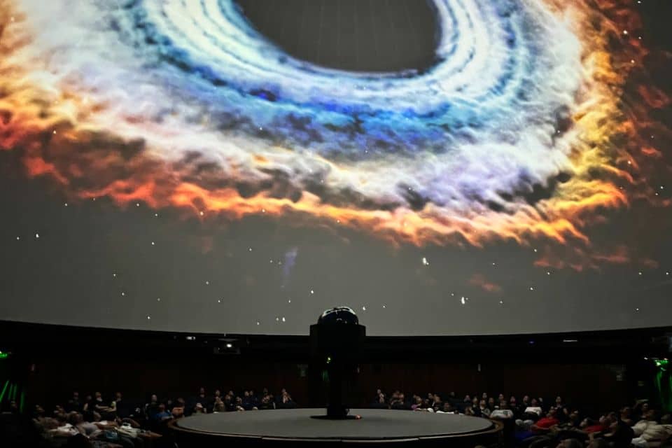 “Agujeros negros supermasivos”: experiencia inmersiva en el Planetario
