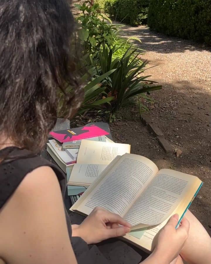 Joven lectura al aire libre