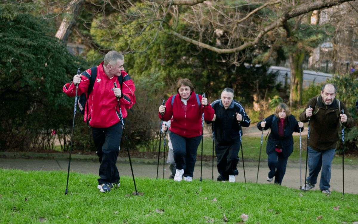 Sport seniors en plein air : Marche nordique par l'association ESPACE 19