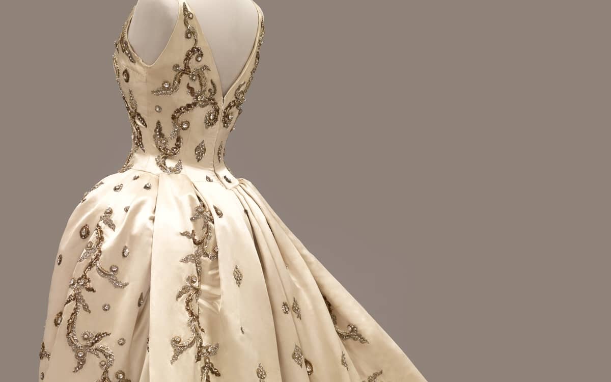 La mode en majesté, haute couture et tradition à la cour de Thaïlande