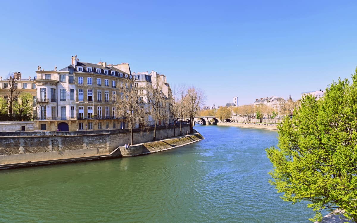 Dialogue(s) With the Seine: Spaces and Imagination of Paris's Construction Around Its River