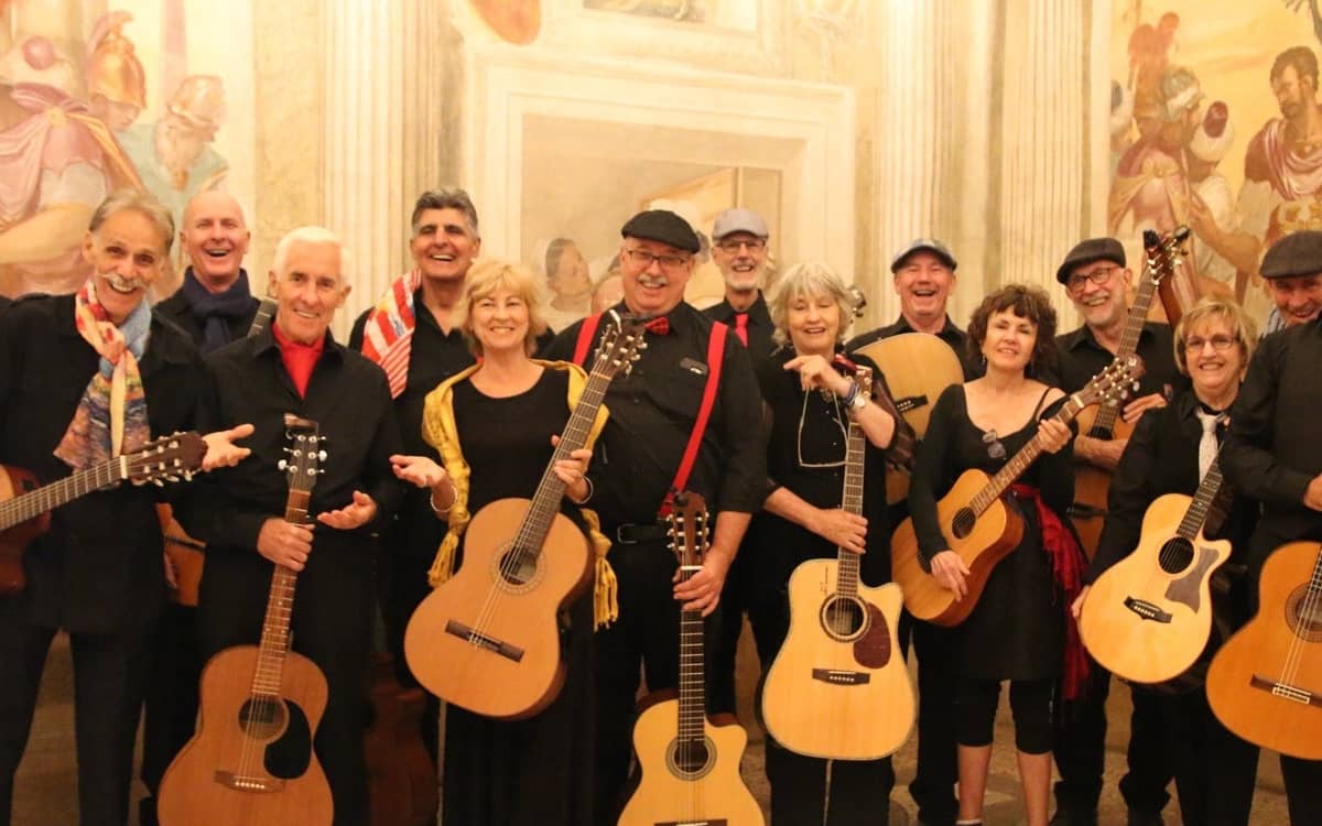 "Sunshine Coast Guitar Orchestra" 20 Guitaristes folks venus d'Australie