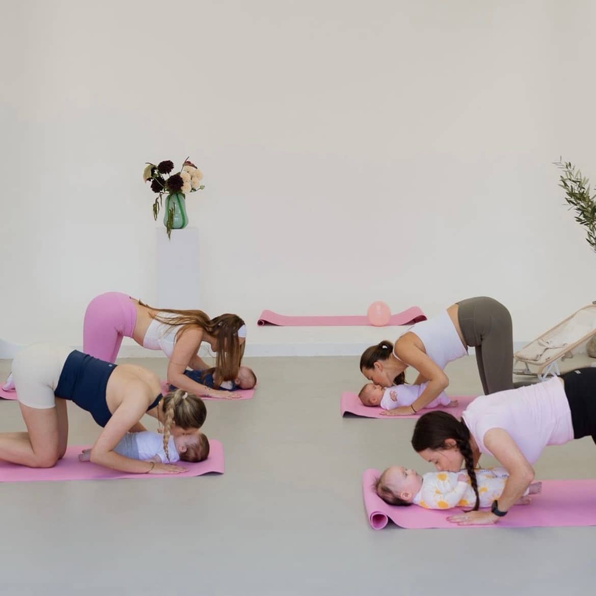 03.09 Cool Moms Club: meet, yoga & chill