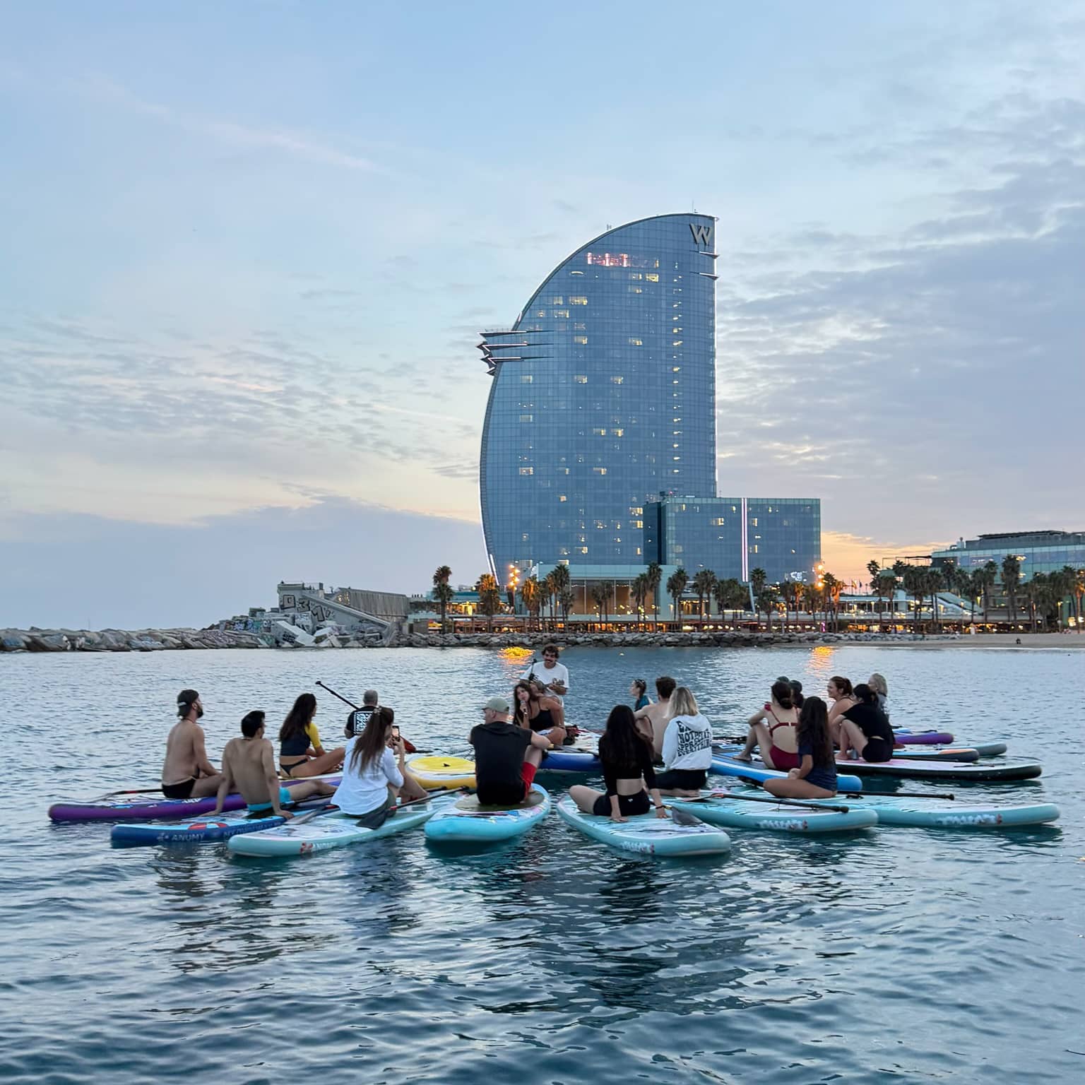 Sunset Floating Concert | Paddle, música & golden hour 🌅🎤🎶 🌊🍻
