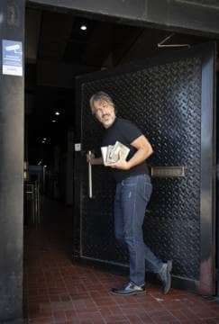 Juan, estoy en la puerta, bajá. un espectáculo de canciones melódicas de los 90... ponele