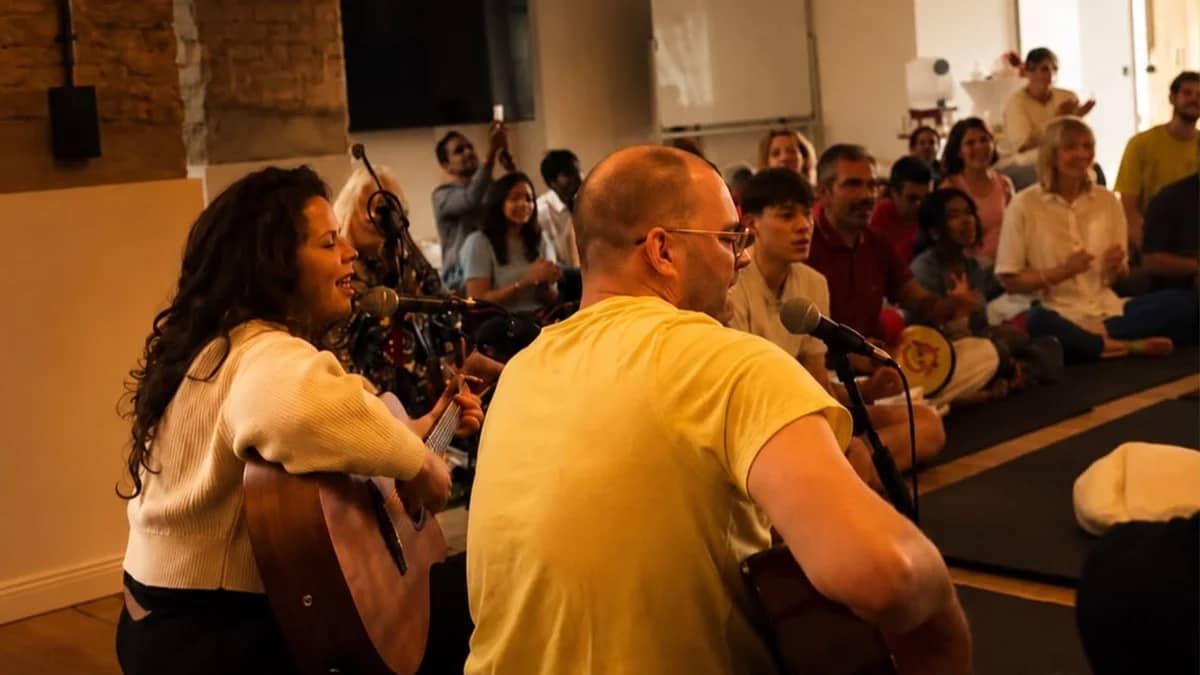 Sing. Meditate. Connect. – Satsang in Berlin