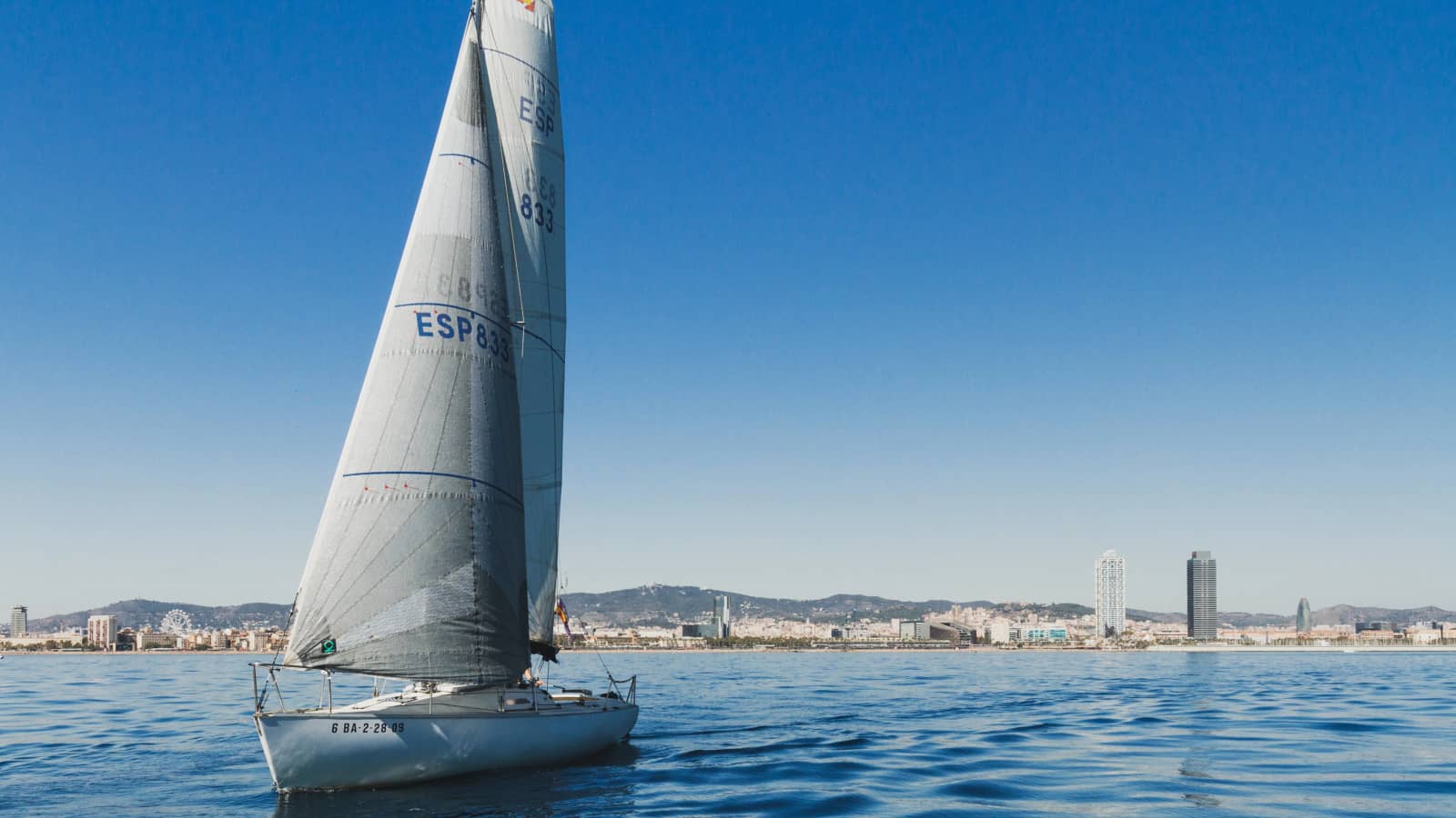 Clase de iniciación a vela ⛵️Vení a navegar y descubrí Barcelona desde el mar 🌊