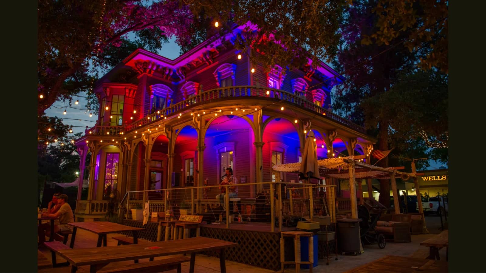 Singles mingle at Walter's Tavern (formerly Freddo)