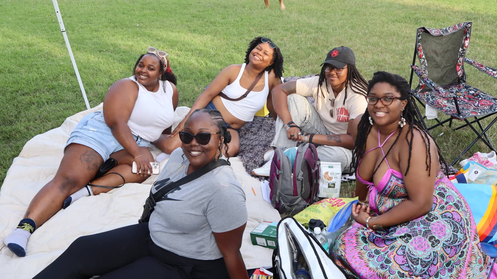 Lesbifriends in the Park 2.0