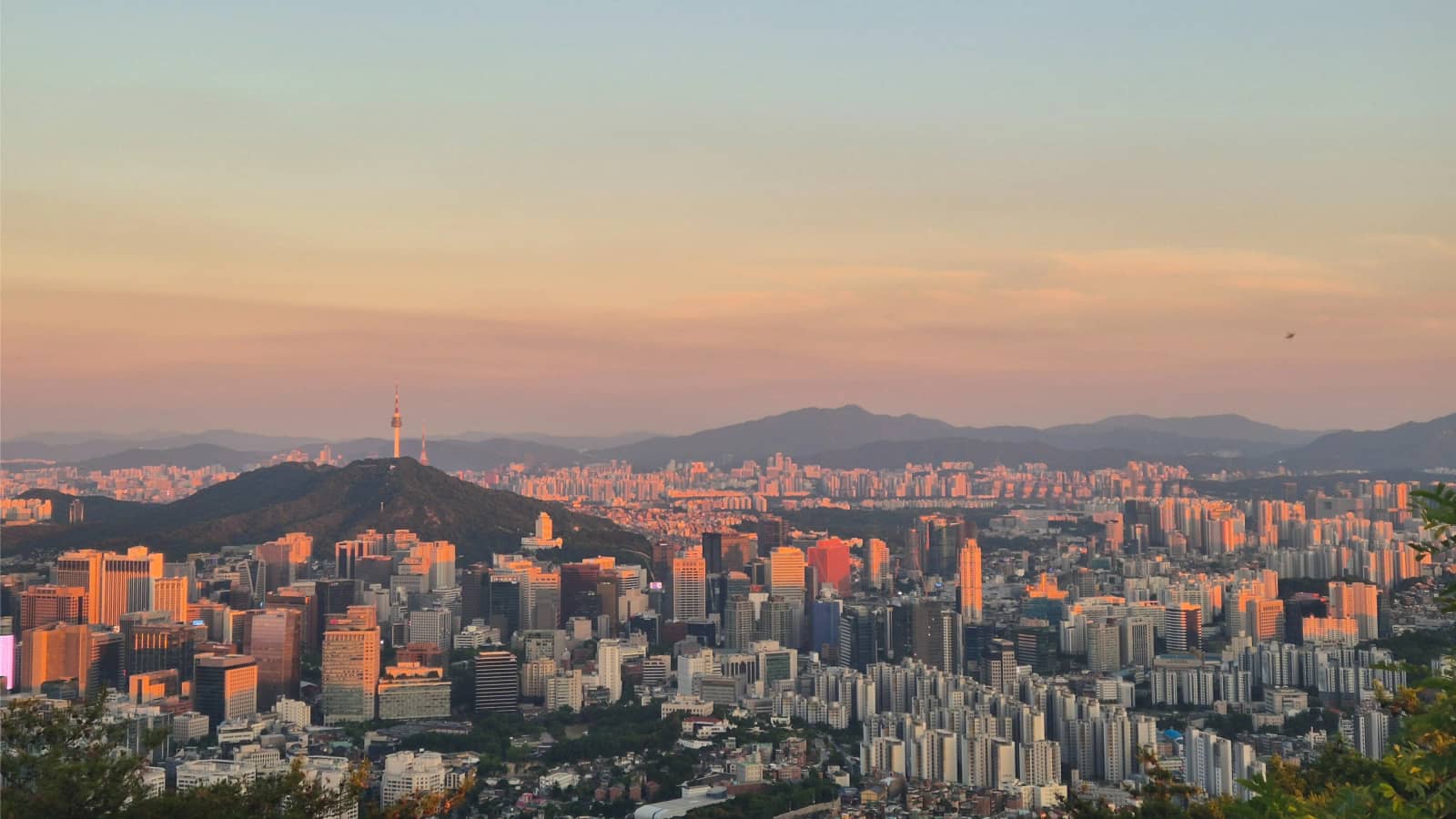 🌄 Inwangsan Sunset Hike & Social Dinner – Make New Friends in Seoul!