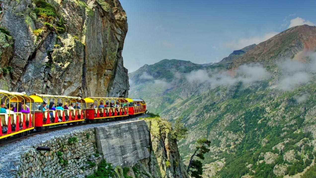✨ PIRINEOS MÁGICOS: CANFRANC + TREN DE ARTOUSTE + SELVA DE OZA 🌲🚂🏔️
