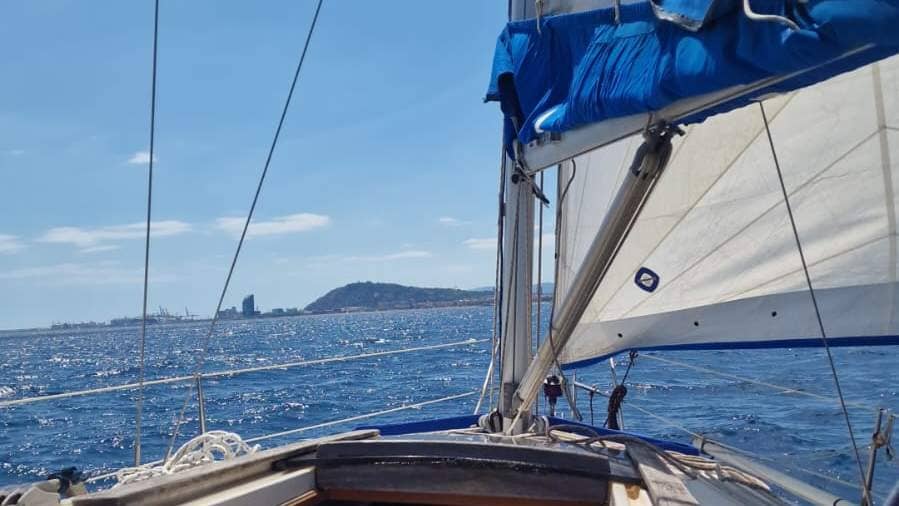 Sailing experience in Barcelona 1h