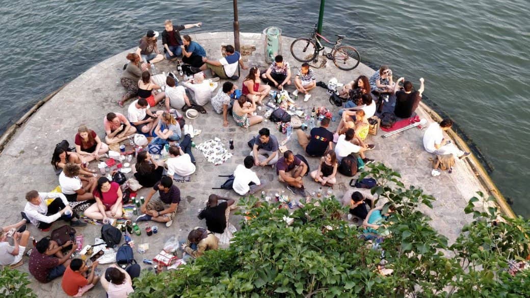 Picnic 🍹 🍬. in the center of Paris (by the water)