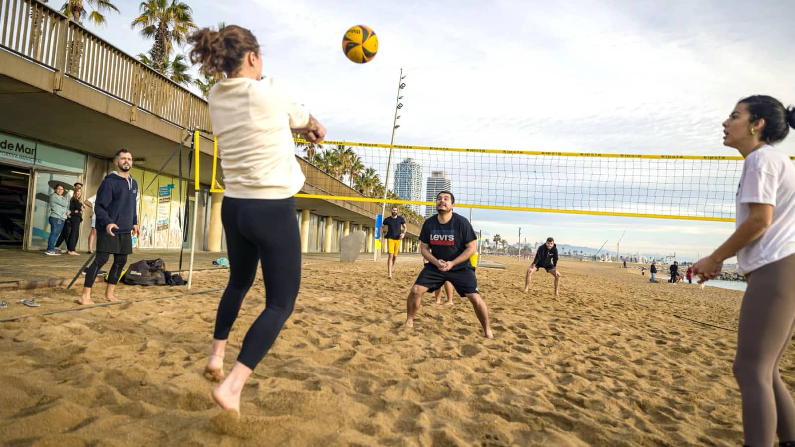 🏐 Barcelona Beach Volleyball · All Levels
