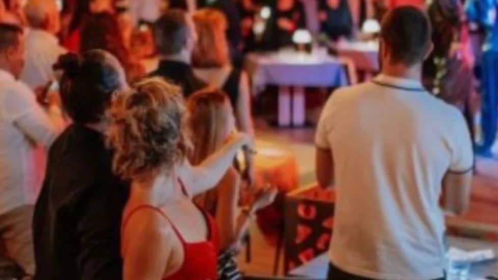 FIESTA SINGLE con MÚSICA EN DIRECTO en LEAVES!