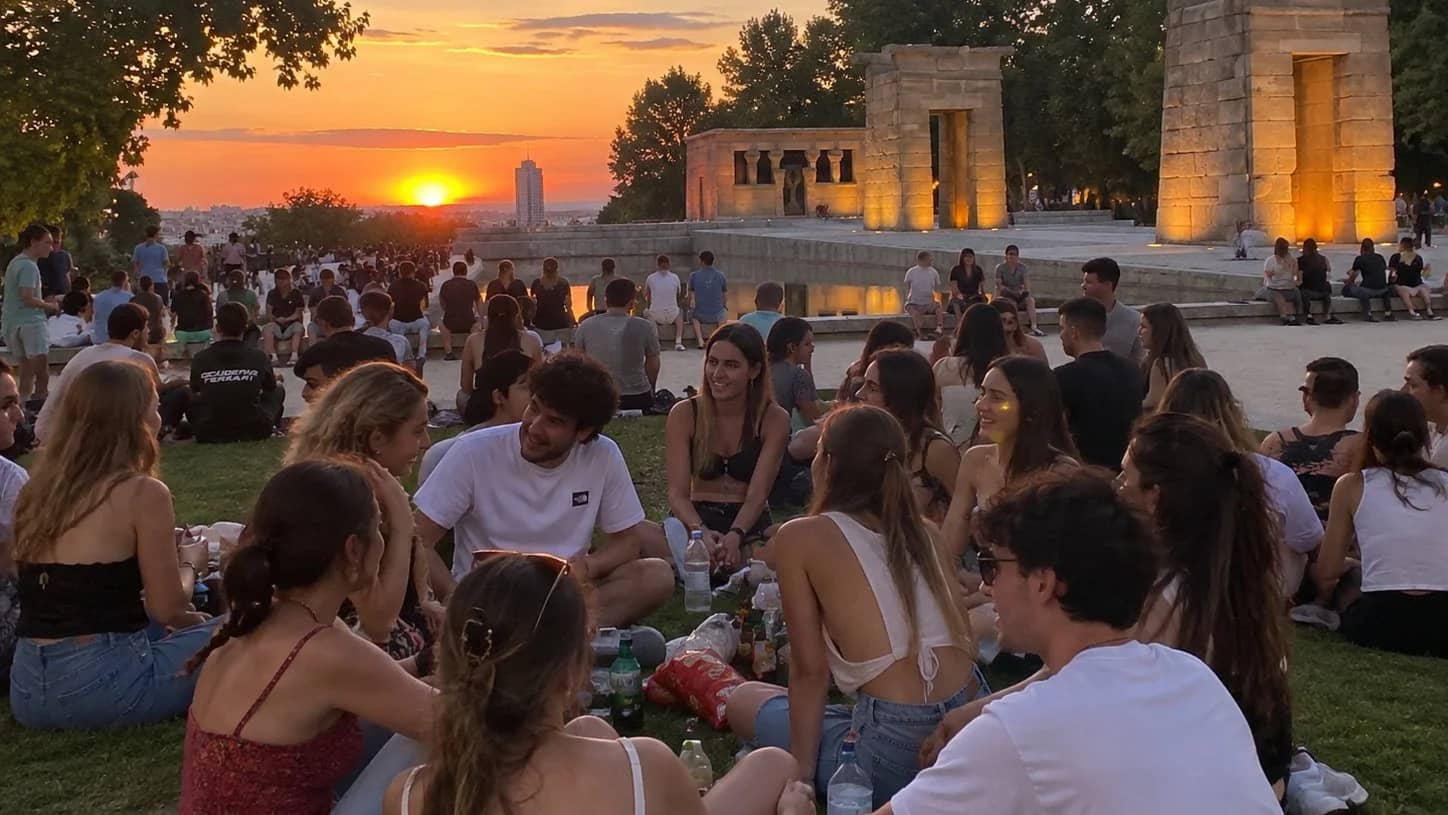 🌅 Erasmus Sunset Picnic at Templo de Debod 🧺🌍 |