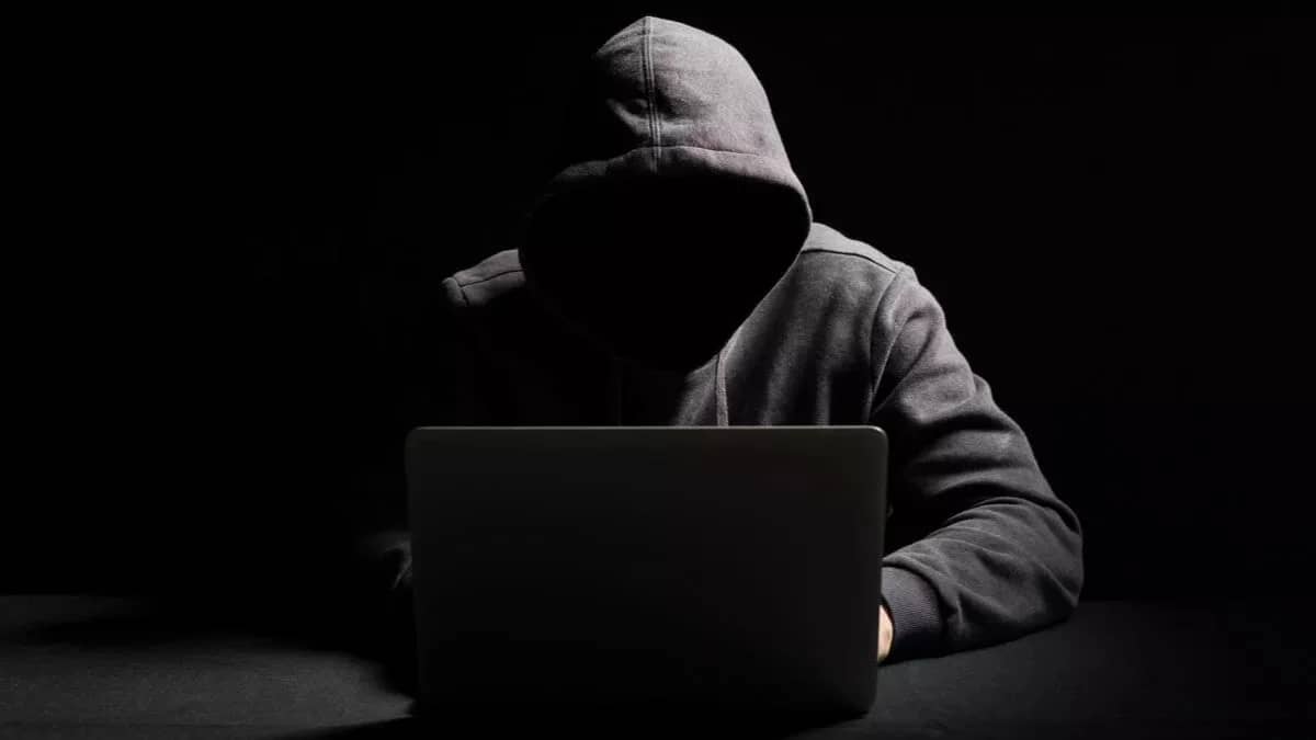 On Stalking: Objectification and Self-Concealment