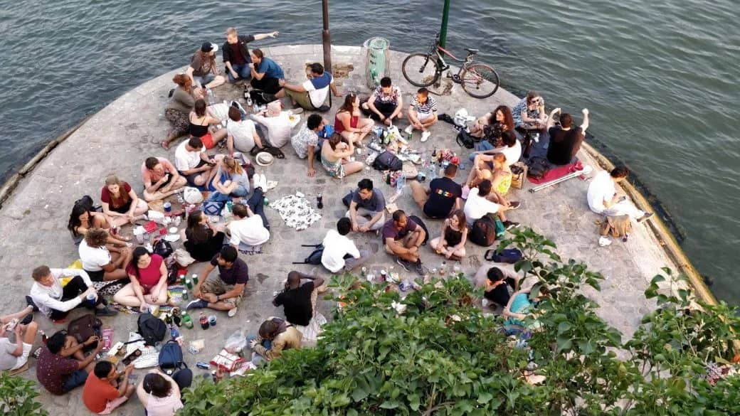 Picnic junto al agua en el centro de París