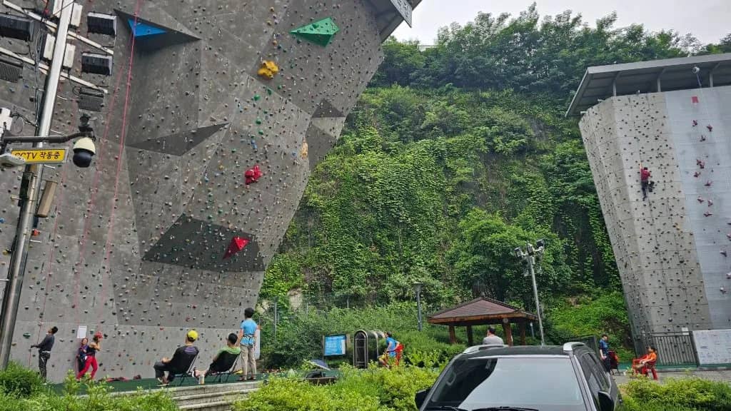 [Oct 13, 5:00 p.m.] [LEAD CLIMBING & Belay Training] Eungbong Climbing Center