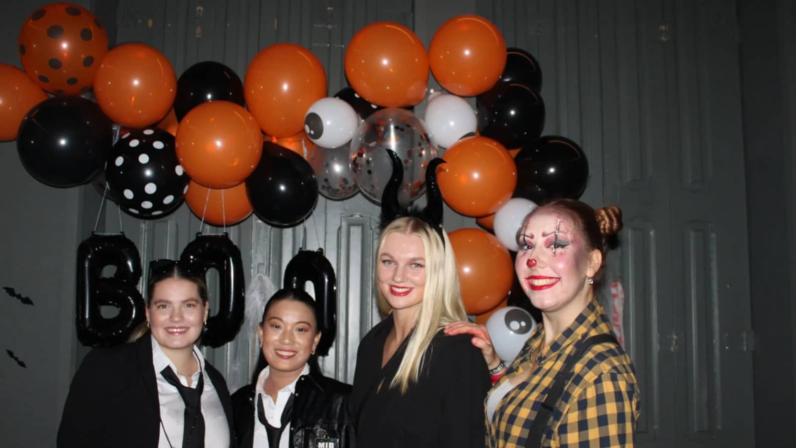 Lisbon: Pub Crawl with Open Bar, Shots, & VIP Club Entry