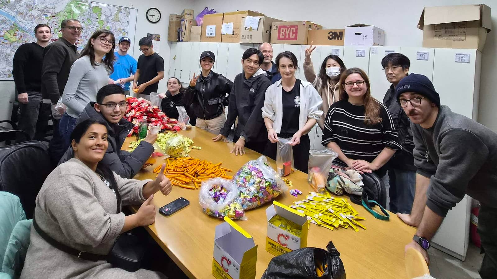 PLUR: Food packing for homeless people around Seoul station