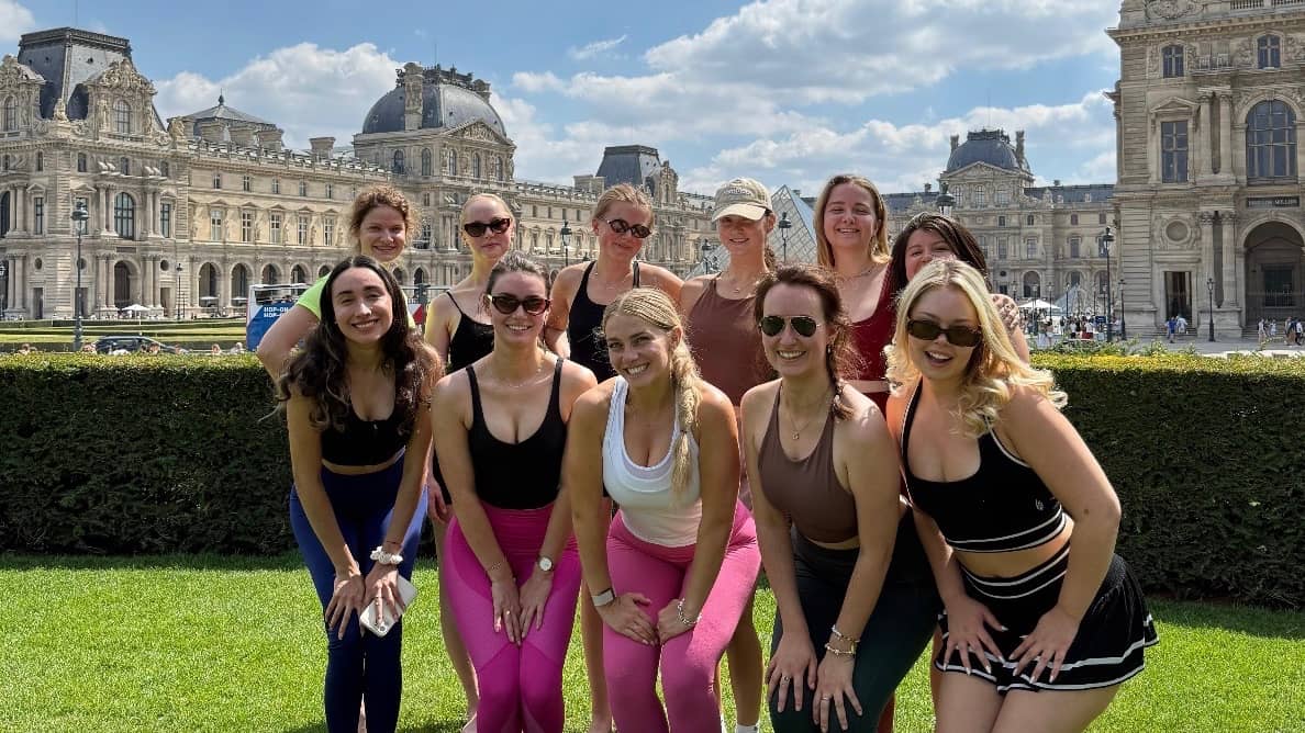 Outdoor Taylor Swift Yoga w Sophia in Tuileries