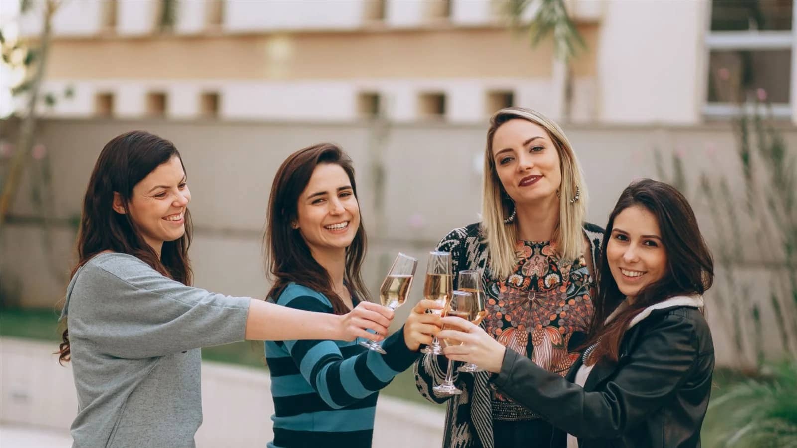 New in Amsterdam? Make New Girl Friends Over Wine