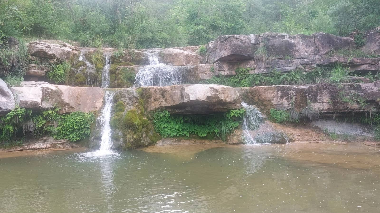 6 Gorgs/pozas y saltos de agua/cascadas. Baño y Sombra. Ripoll. 14€. 12km 270m