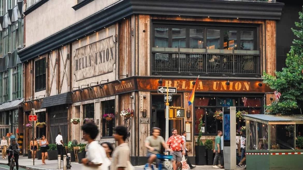 Make friends over pub and grub!