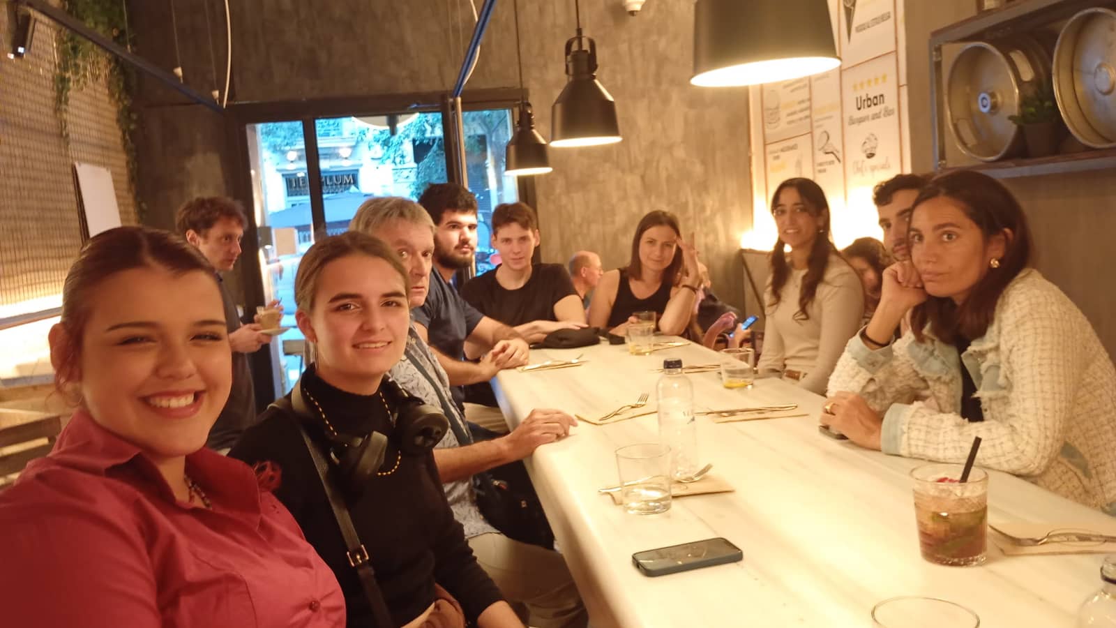 🇩🇪WIR GEHEN NACH EIXAMPLE AUF EIN GUTES GETRÄNK- TOMAR ALGO A EIXAMPLE