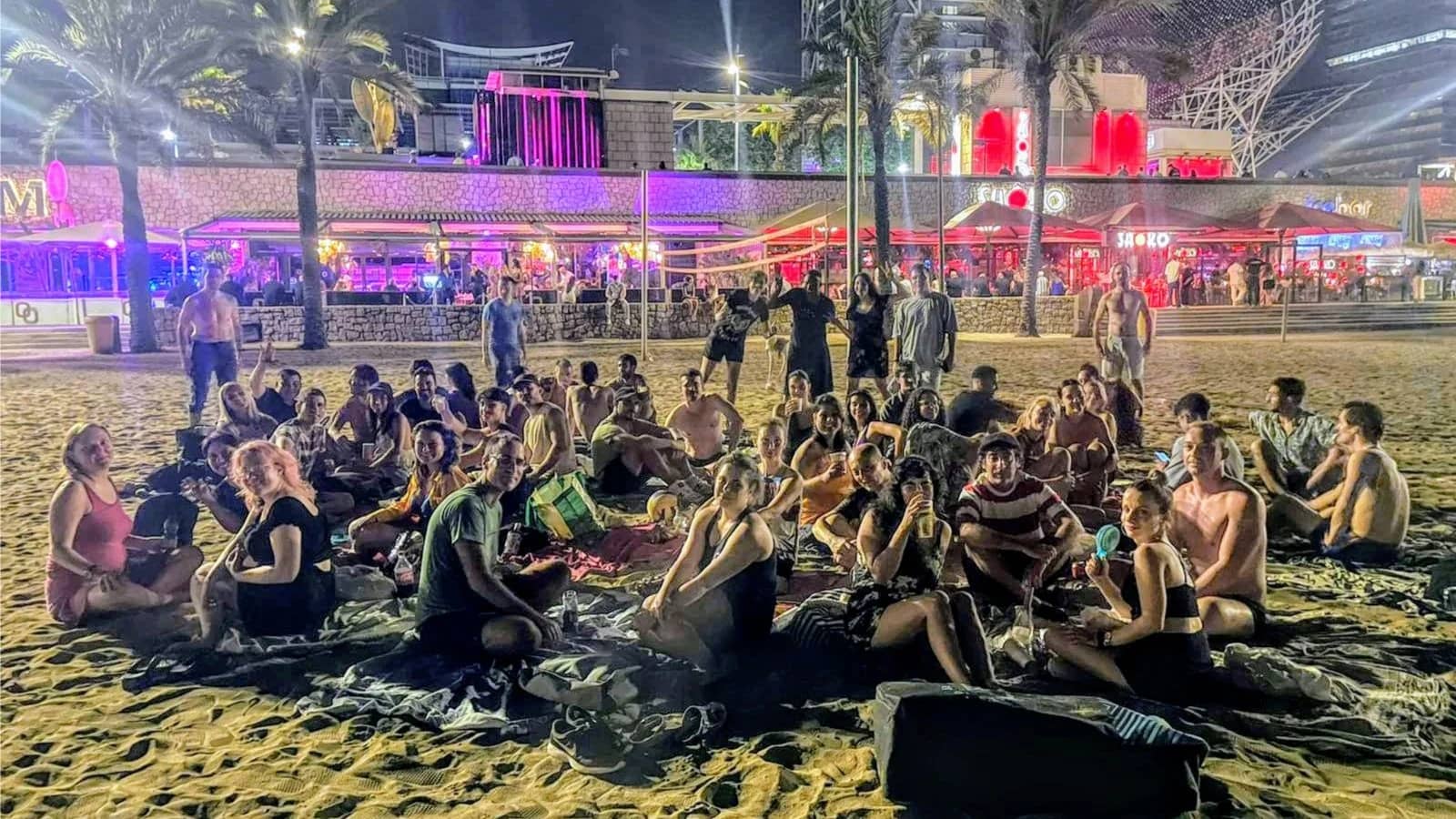 NOCHE DE  PICNIC EN LA PLAYA-PICNIC NIGHT ON THE BEACH!!🏐🏈🍻🤽