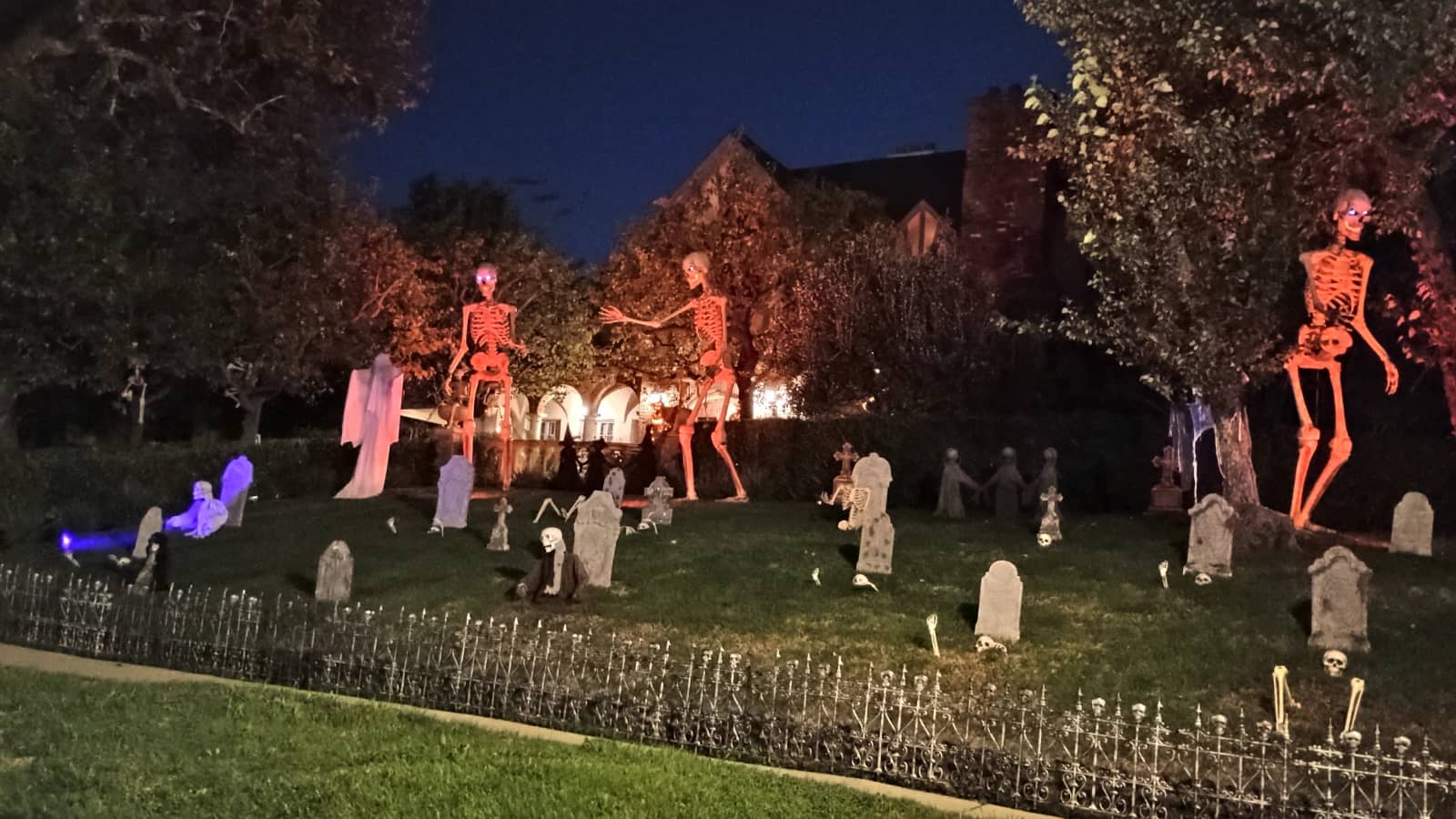 Hancock Park 5 mile-ish urban Halloween adventure walk!!!
