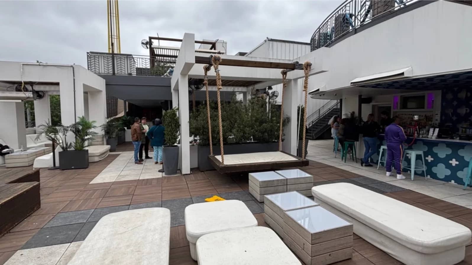 Single mingles at 77° Rooftop