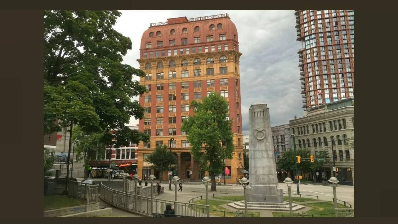 Walk in downtown Vancouver - Victory Square - Yaletown