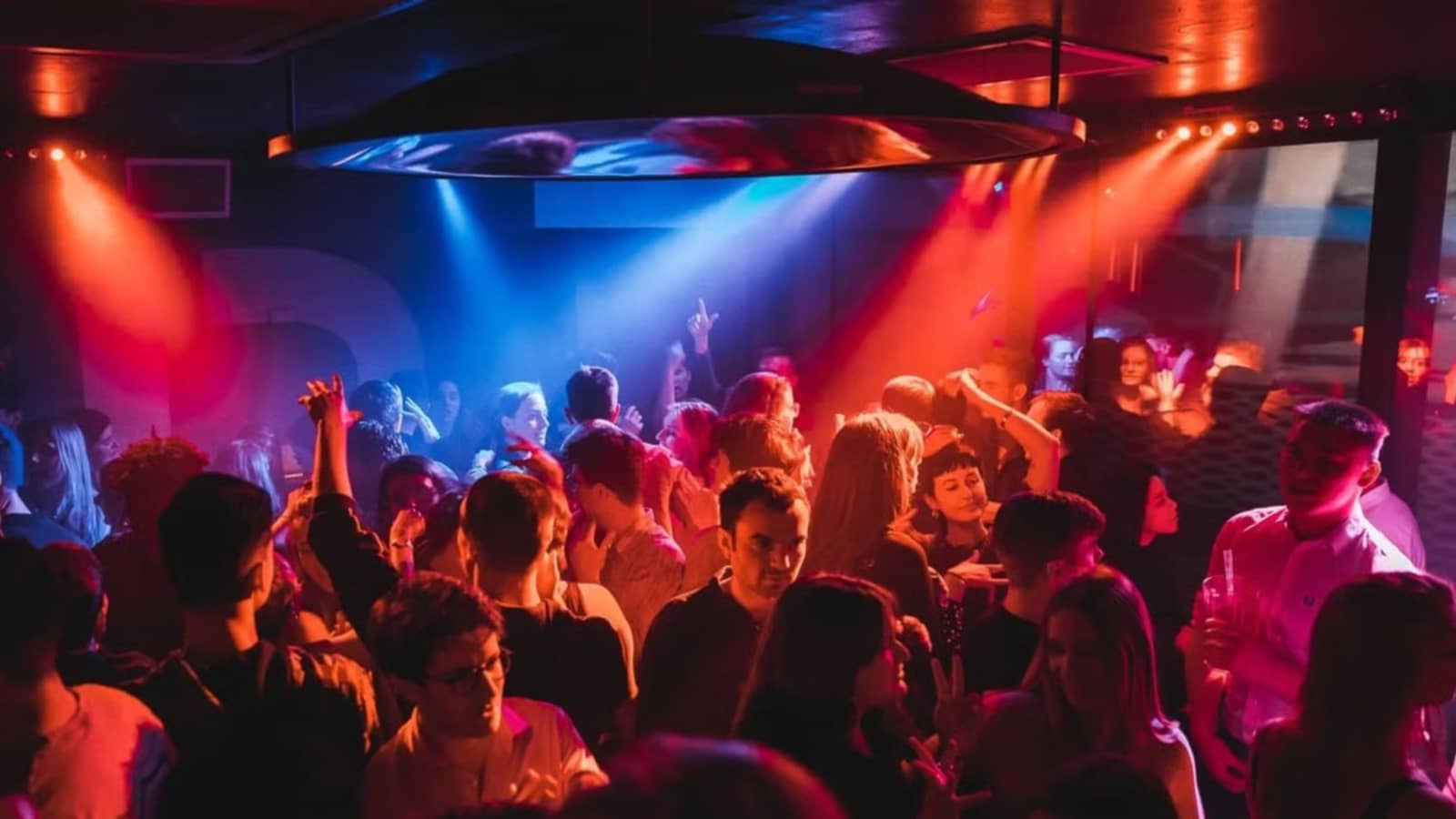 PARTYING AT THE ROXY : HAPPY HOUR TIL 10:30 PM 2-FOR-£13 COCKTAILS ! !