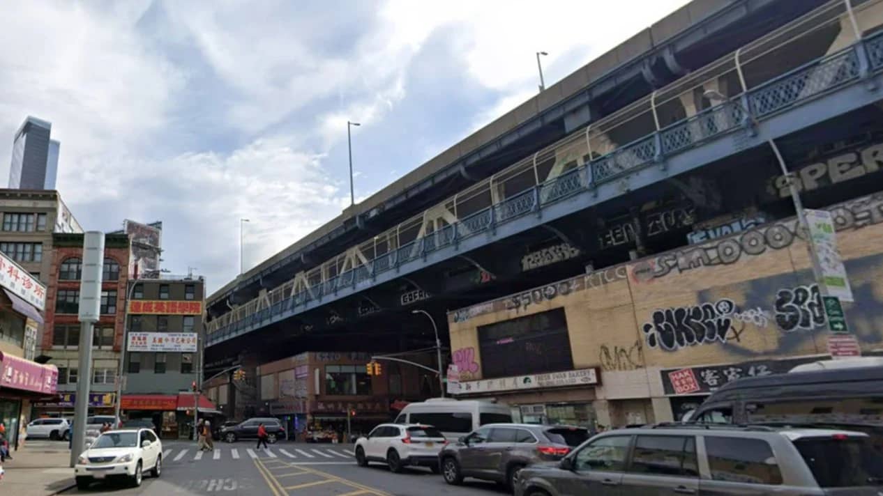 Painting by the Manhattan Bridge in Chinatown