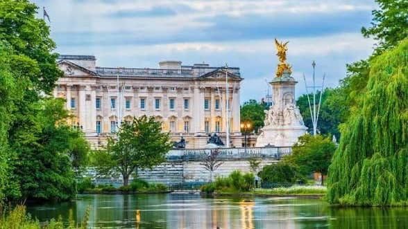 Sketchbook: Buckingham Palace