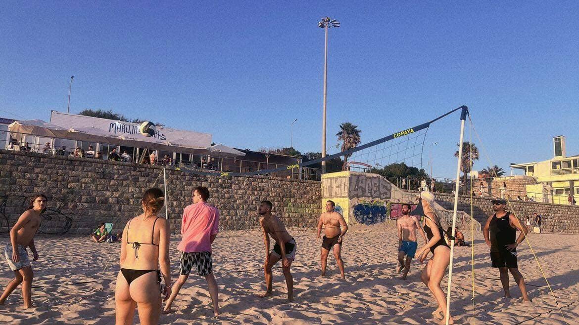 Meet and play on the beach !