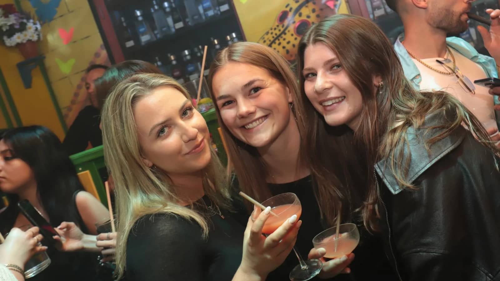FREE Saturday Language Exchange Meetup - Drink, play & Speak 🍾