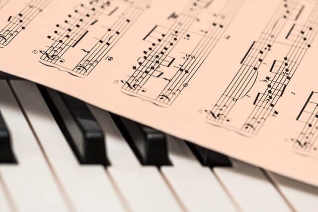 Let's play piano! Klavier spielen!