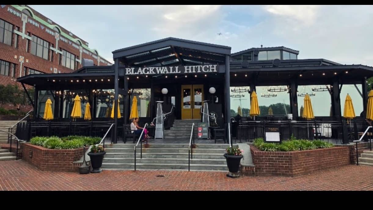 Happy Hour at Blackwall Hitch – Waterfront Vibes in Old Town!