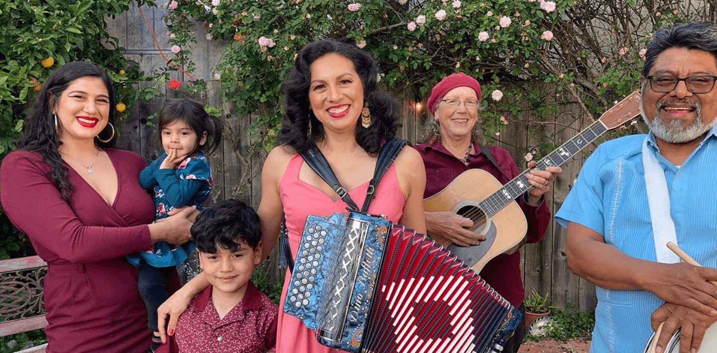 Performance: La Familia Peña-Govea