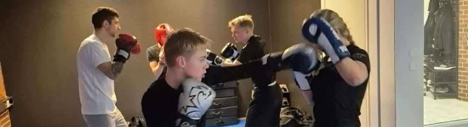 Kickboksing nybegynner, voksen (13+) / Kickboxing beginner level, adult (13+)