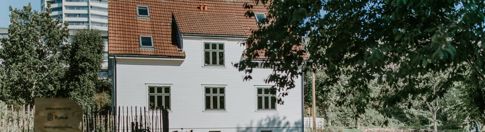 Emmaus frivilligsentral, hvitt hus langs turveien mot sjøen
