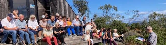 Gudsteneste på dagsturhytta på Fogn